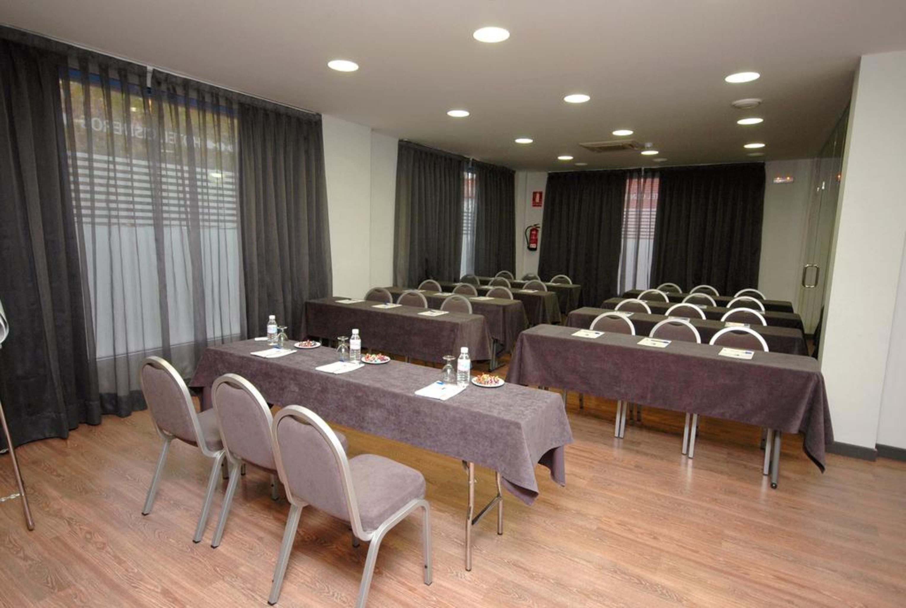אלקאלה דה הנארס Hotel Cisneros מראה חיצוני תמונה